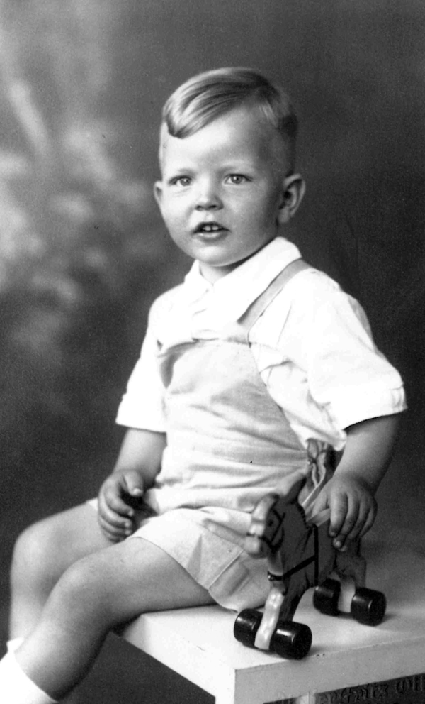 Dr. Ernst-Josef Strätling im Alter von 4 Jahren. Dr. Ernst-Josef Strätling im Alter von 4 Jahren. (sitzender Junge)