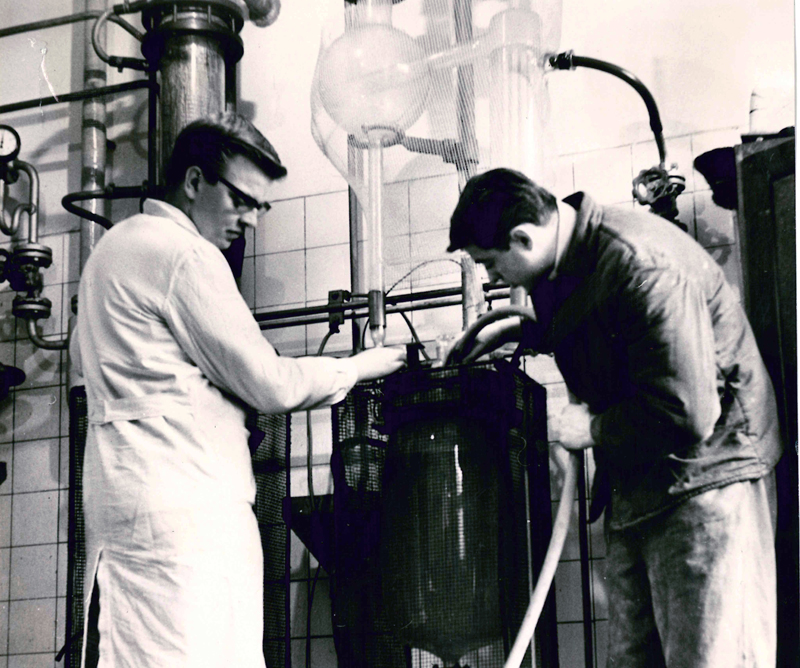 Dr. Ernst-Josef Strätling (links) als junger Forscher im Jahre 1963 beim damaligen VEB Berlin-Chemie. (2 Chemiker vor einer Glasapparatur im Labor ))