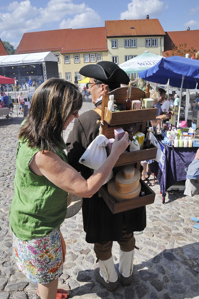 Frau und Buckelapotheker mit Reff.