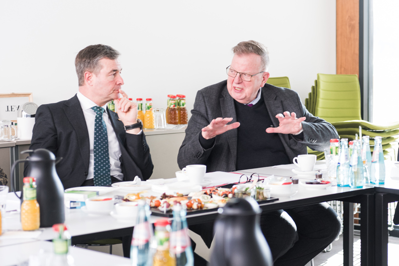 Im Gespräch mit MdB Albert Weiler (CDU) Im Gespräch mit MdB Albert Weiler (CDU). (2 Männer sitzen an einem Tisch und diskutieren).
