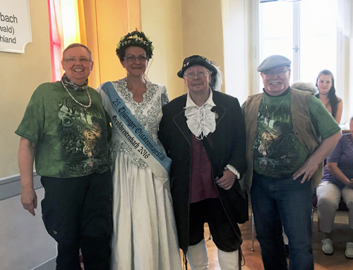 Iny Klocke, Olitätenmajestät Andrea Limp, Buckelapotheker Heinz Liebermann und Elmar Wohlrath bei der Premierenbuchlesung "Die Liebe der Wanderapothekerin".