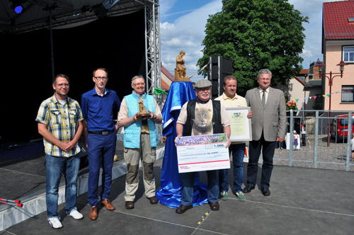 Mehrere Personen, unter ihnen das Autorenpaar "Iny Lorentz" stehen auf einer Bühne auf dem Marktplatz in Königsee.