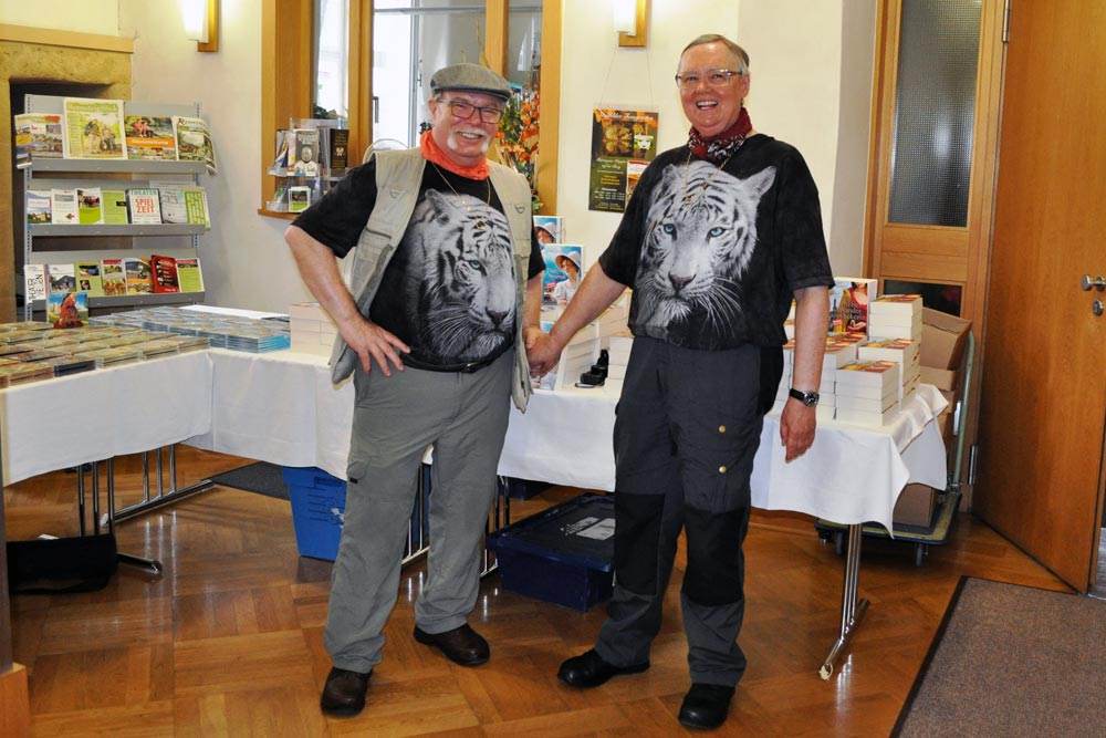 Das Autorenpaar das Autorenpaar Iny Klocke und Elmar Wohlrath, besser bekannt unter dem Pseudonym „Iny Lorentz stehen vor Büchern.