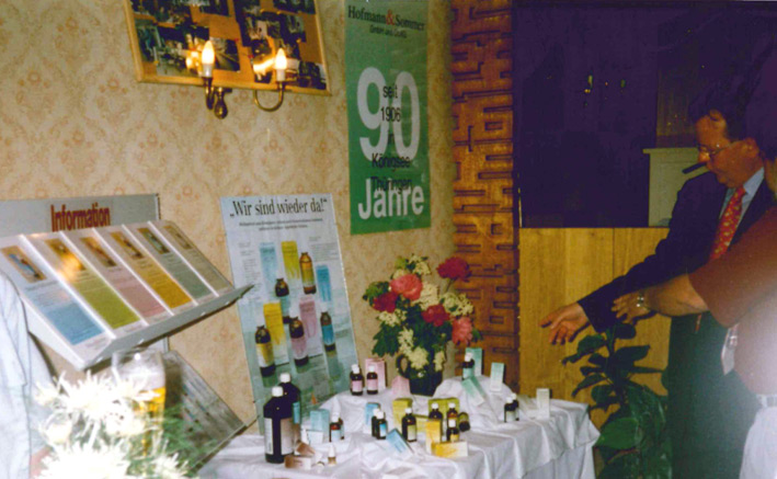 Das Produktsortiment von Hofmann & Sommer im Jahr 1996 auf einem Tisch.