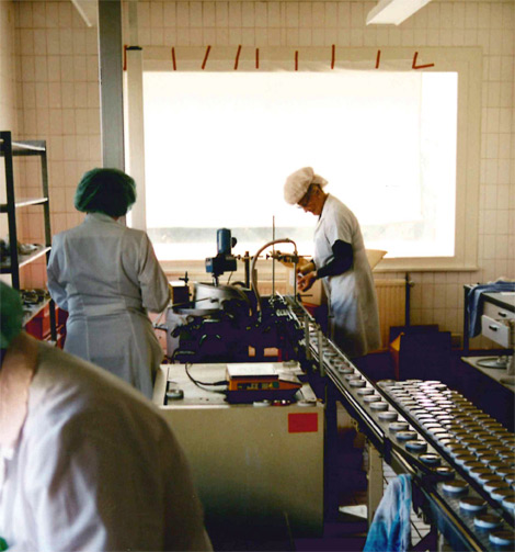 Zwei Damen an der Produktionslinie von Hofmann & Sommer in den 1990er Jahren.