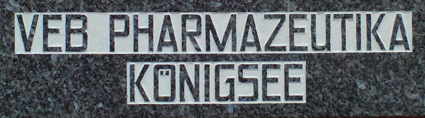 Eine Granittafel mit der ehemaligen Bezeichnung von Hofmann & Sommer.